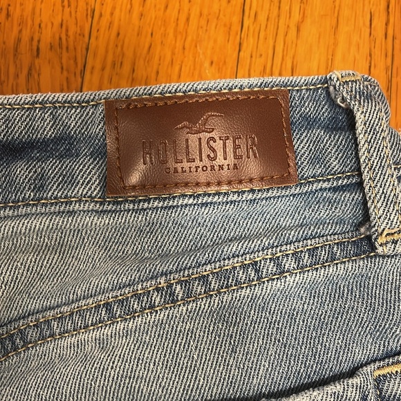 Hollister Ultra High-Rise “Smiley Face” Mom Jean - Picture 10 of 10